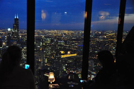 As luzes da cidade se acendem, vistas do alto da John Hancock Tower, em Chicago, estado de Illinois, nos Estados Unidos
